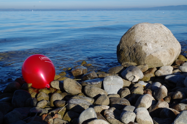 Skaliertes Bild Roter Ballon und Stein am Seeufer_2014_10_18--16-26-28.jpg 