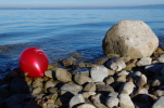 Vorschaubild Roter Ballon und Stein am Seeufer_2014_10_18--16-26-28.jpg 