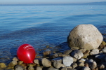 Vorschaubild Roter Ballon und Stein am Seeufer_2014_10_18--16-27-30.jpg 