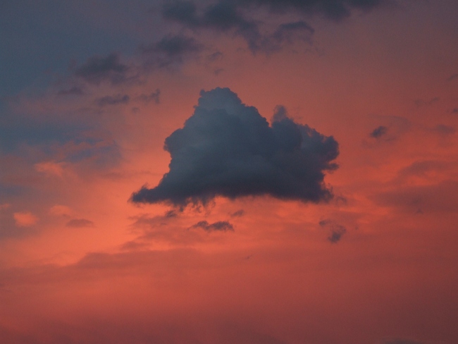../previews/077-Dunkle Wolke am roten Abendhimmel_2008_07_30--20-43-30.jpeg.medium.jpeg
