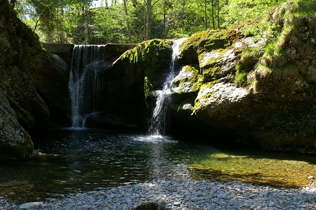 ../previews/114-kleiner Wasserfall bei Urnaesch_2007_05_13--10-51-17.jpeg.medium.jpeg