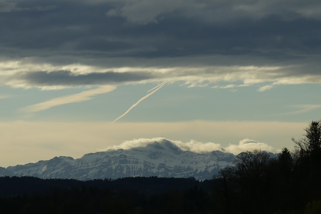 ../previews/014-Dunkle Wolken und Saentis_2024_04_04--08-49-32.jpeg.medium.jpeg